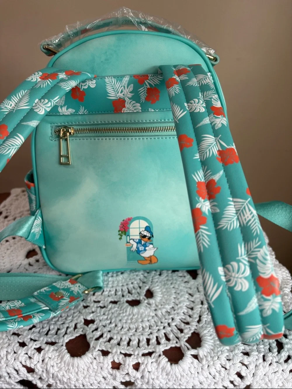 Our Universe Disney Donald Duck & Nephews 90th  Anniversary Beach Theme Bag NWT - Picture 5 of 8